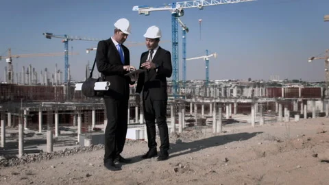Steadicam shot of skyline and cranes, Asian construction/ executive/ architect/ Stockbeeldmateriaal 199630959