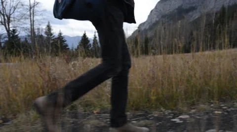 Steadicam Walk Through Field Stockbeeldmateriaal 57467607