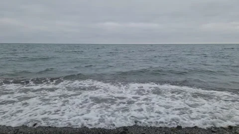 Steady Black Sea Wave Action 4K - Mute Vidéo 331287915