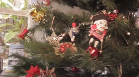Steady Cam around Christmas Tree 库存影片 33792495