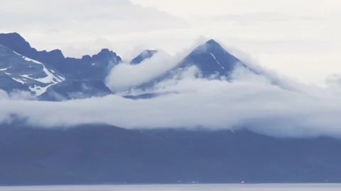 Steady clouds covering the top of the mountain and the mountainside 库存影片 152600891