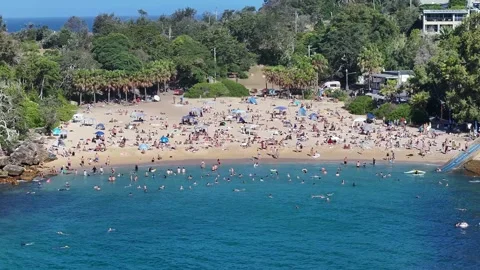 Steady hovering in front of famous Shelly Beach (Manly), with people sunbathing Vídeos de archivo 327179959