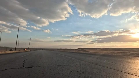 Steady road trip along Cairo Fayoum Desert Road through Egypt quiet desert Vidéo 330078745