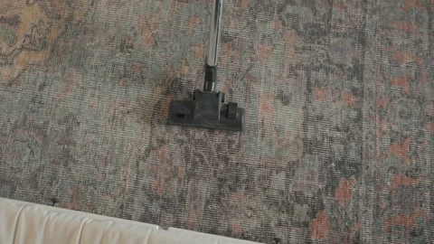 Steady shot showing dirt extraction from patterned carpet fibers. Interior shot 库存影片 336863901