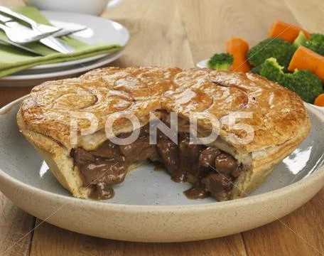 Steak and onion pie, sliced Stock Photos