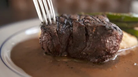 Steak being cut  動画素材 112575970