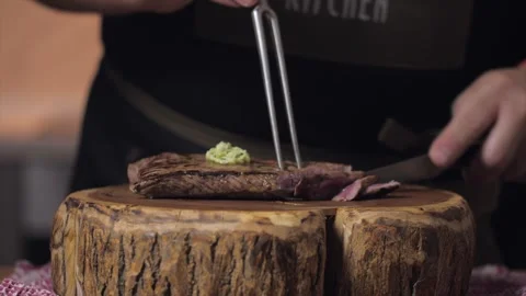 Steak cutting with fork and knife Video stock 258739364
