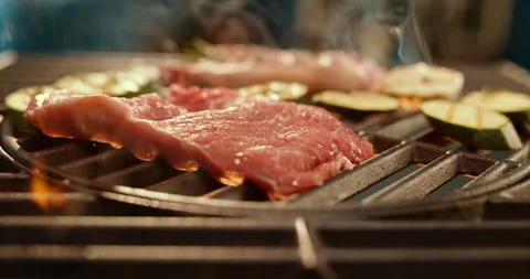 Steak falling on the grill Stock-Footage 311826756