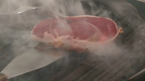 Steak flip Vídeos de archivo 81637676