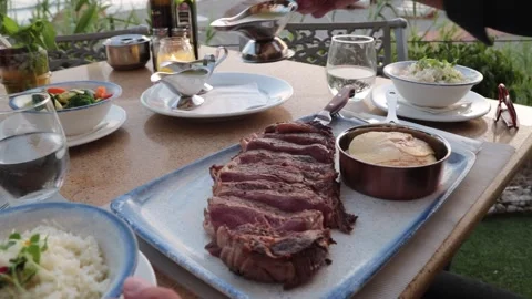 Steak with green sauce Vidéo 258479752