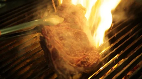 Steak on the grill fire cook Vidéo 103676150