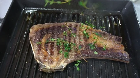 Steak On Grill Fire Vidéo 105883654