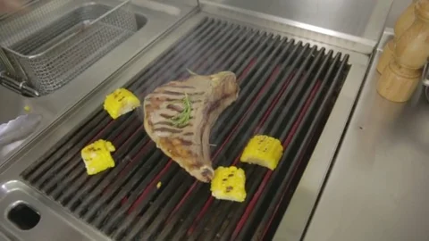 Steak grilled with corn Vidéo 83294168