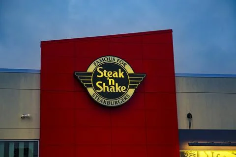 Steak n Shake building side sign and logo Fotos de archivo
