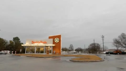 Steak N Shake fast food restaurant on a rainy and cloudy day in Georgia front Stock Footage 147208906