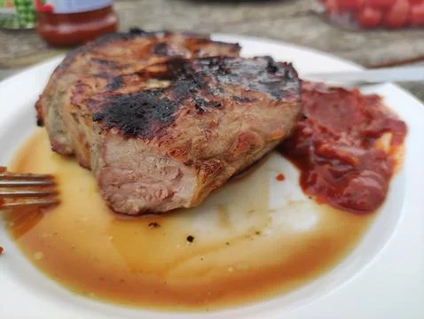 Steak preparation close view, meat dish 库存照片