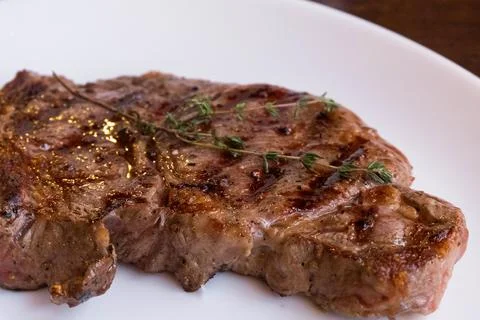 Steak on a white plate. Serving ready-made meat in a cafe Foto stock