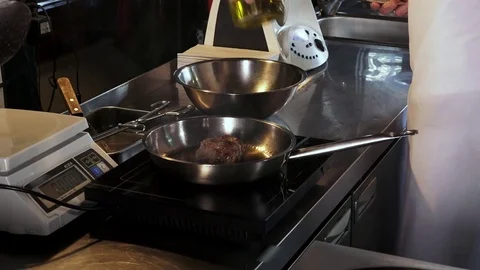 Steaks are cooked in a skillet Vídeos de archivo 82280609