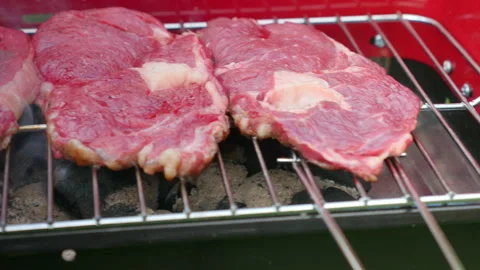 Steaks on the grill in 4k Vidéo 155344372