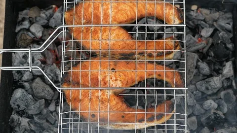 Steaks from salmon on a grill Video stock 114026482