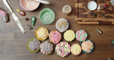 Stealing Cupcakes Vídeos de archivo 117026354