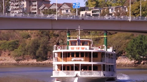 Steam boat under bridge 库存影片 40028276