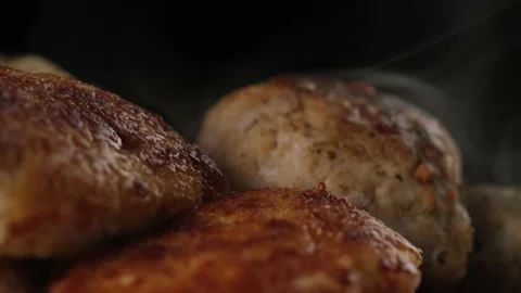 Steam comes from pork cutlets Vidéo 169182155