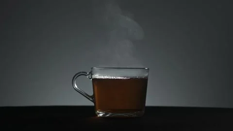 Steam comes from a transparent mug of tea 库存影片 170489486