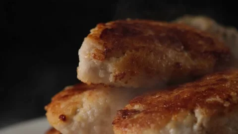 Steam coming from chicken cutlets Vidéo 169182406