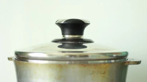 Steam from a covered pan 動画素材 64621611