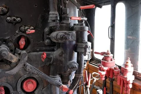 Steam engine control levers showcase vintage engineering masterwork 库存照片