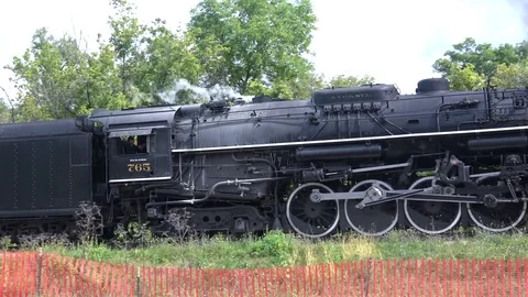 A Steam Engine rolls down the tracks of the Cuyahoga Valley National park. 库存影片 81377321