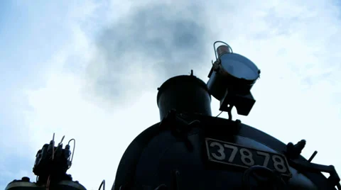 Steam engine. train locomotive. nostalgic. smoke puffing 库存影片 34536258
