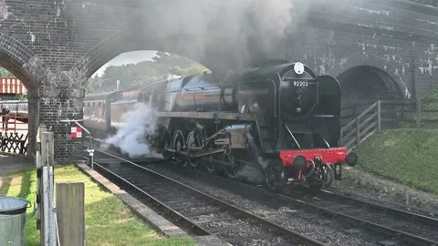 Steam engine train pulling out of Weyborne station on a summers day 動画素材 160811711