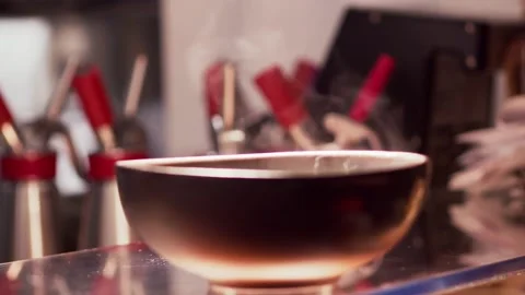 Steam from the finished dish in a deep plate in the kitchen of the restaurant Vídeo Stock 158982046