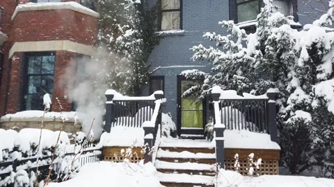 Steam from the heating system rises from the basement of the house. Vidéo 302566272