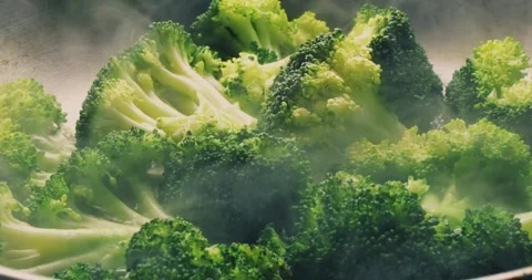 Steam rises from the pan as the broccoli cooks. Vidéo 282762818