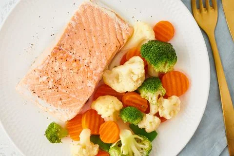 Steam salmon and vegetables, Paleo, keto, fodmap, dash diet. Mediterranean diet Stock Photos