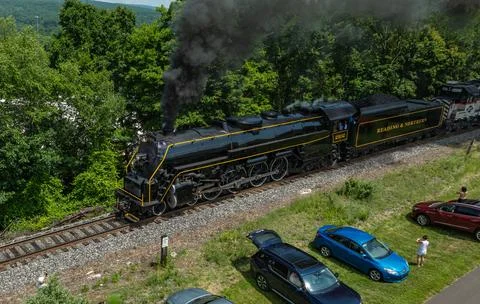 Steam Train "big boy" Moving Along the Tracks Near a Wooded Area With Parke.. Foto stock