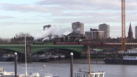 Steam Train Crossing the Thames 動画素材 84434137