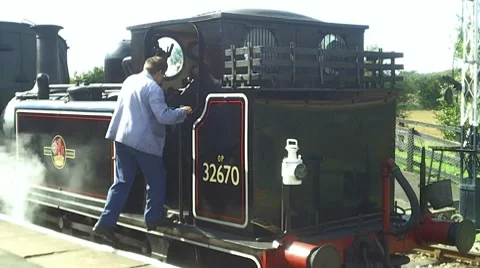 Steam Train Leaving Station 動画素材 8548478