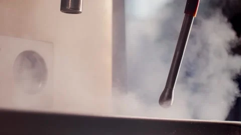 Steam water flows from the coffee machine Vídeo Stock 158982100