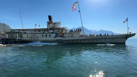 Steamboat reversing paddle wheel creating water turbulence Video stock 333548096
