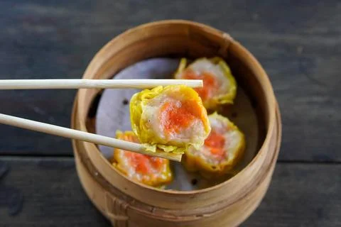 Steamed chicken and shrimp dimsum with soft translucent wrapper Foto stock
