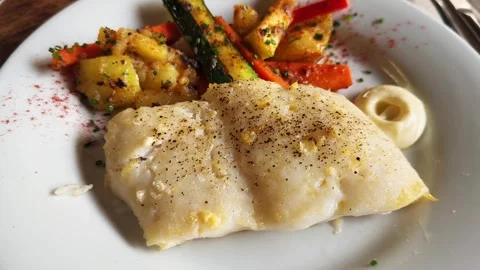 Steamed cod with grilled vegetables and aioli sauce, healthy tasty food. 库存影片 303349275
