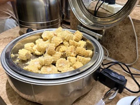 Steamed Corn on the Cob in Buffet Warmer 스톡 사진