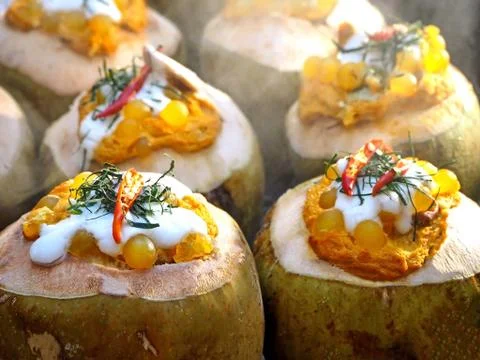 Steamed Fish with Curry Paste in Coconut Shells Stock-Fotos