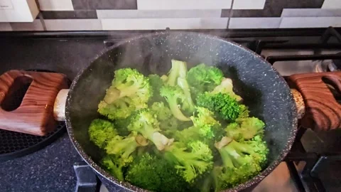 Steaming broccoli Stock Footage 317632156