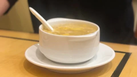 Steaming Chinese Chicken Corn Soup in White Bowl Close Up. 스톡 동영상 335864678