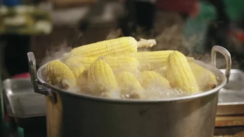 Steaming Corn on the Cob with Market. Video stock 305808481